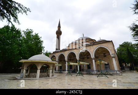 Die Gedik Ahmet Pasha Moschee befindet sich in Afyonkarahisar, Türkei. Es handelt sich um eine historische Moschee, die während der osmanischen Zeit erbaut wurde. Stockfoto