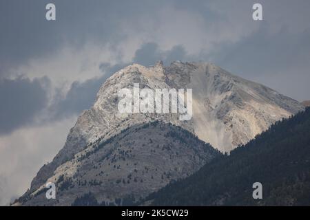 Aufmunterendes Gewitter in den alpen grauer Himmel und Felsen verschmelzen miteinander Stockfoto