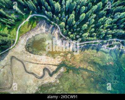 Italien, Venetien, Provinz Belluno, Auronzo di Cadore, Misurina. Mangel an Wasser in einem alpinen See aufgrund des Klimawandels, eine Folge des kalten Winters und des heißen Sommers Stockfoto