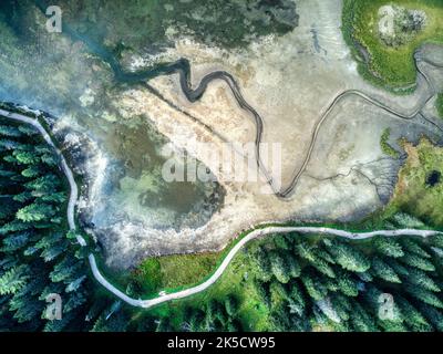 Italien, Venetien, Provinz Belluno, Auronzo di Cadore, Misurina. Mangel an Wasser in einem alpinen See aufgrund des Klimawandels, eine Folge des kalten Winters und des heißen Sommers Stockfoto