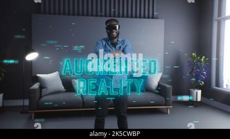 Augmented-Reality-Technologien in der modernen Welt. Fröhlicher afroamerikanischer Mann mit Augmented-Reality-Brille. Stockfoto