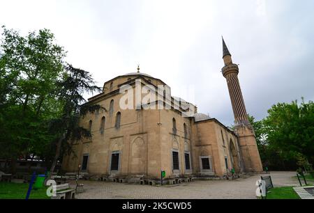 Die Gedik Ahmet Pasha Moschee befindet sich in Afyonkarahisar, Türkei. Es handelt sich um eine historische Moschee, die während der osmanischen Zeit erbaut wurde. Stockfoto