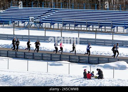 Beim Rennen am Samstag auf der Mantorp Park-Rennstrecke waren keine Reifen zugelassen, stattdessen wurden ca. 430 Paar Laufschuhe auf dem Asphalt getragen. Die Stimmung war in Bestform und der strahlende Sonnenschein traf die Teilnehmer beim ersten Aussaatrennen des Mantorp Parks nach Göteborgsvarvet, einem Halbmarathon-Lauf. Stockfoto