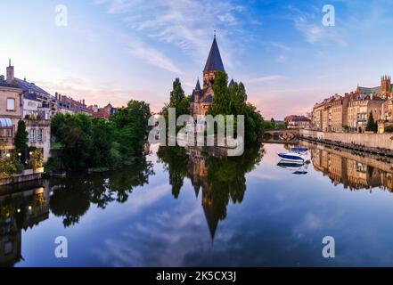 Tempel Neuf von der Moyen-Brücke in der Abenddämmerung, Metz, Frankreich Stockfoto