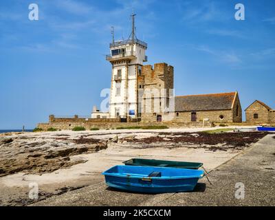 Bei Ebbe im Hafen von Penmarch, Bretagne, Frankreich Stockfoto