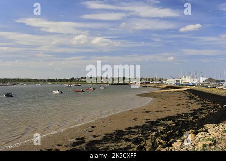 Fischerboote in der Mündung von Aldeburgh Town, Suffolk, East Anglia, England Stockfoto