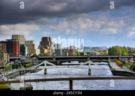 Luftaufnahme von glasgow von der kingston Brücke aus, die den clyde Fluss mit der quiggly Brücke und das Stadtzentrum mit dem clyde Gehweg zeigt Stockfoto