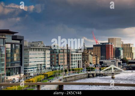 Luftaufnahme von glasgow von der kingston Brücke aus, die den clyde Fluss mit der quiggly Brücke und das Stadtzentrum mit dem clyde Gehweg zeigt Stockfoto