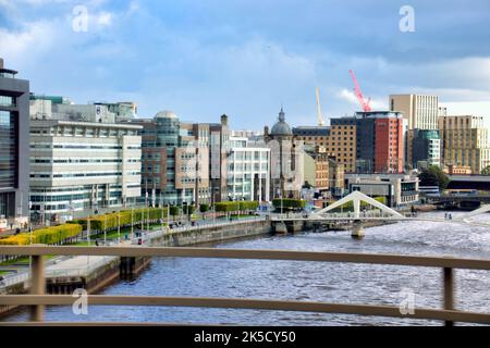 Luftaufnahme von glasgow von der kingston Brücke aus, die den clyde Fluss mit der quiggly Brücke und das Stadtzentrum mit dem clyde Gehweg zeigt Stockfoto