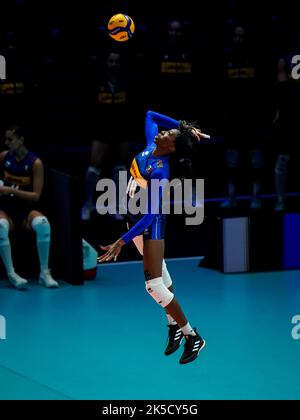 Rotterdam, Niederlande. 07. Oktober 2022. Paola Ogechi Egonu aus Italien dient während des Pool E Phase 2 Spiels zwischen Italien und Argentinien am 14. Tag der FIVB Volleyball Womens World Championship 2022 beim Rotterdam Ahoy am 7. Oktober 2022 in Rotterdam, Niederlande (Foto von Rene Nijhuis/Orange Picics) Credit: Orange Pics BV/Alamy Live News Stockfoto