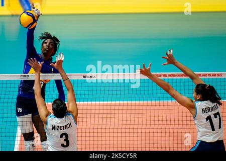 Rotterdam, Niederlande. 07. Oktober 2022. Paola Ogechi Egonu aus Italien spielt am 14. Tag der FIVB-Volleyball-Frauen-Weltmeisterschaft 2022 am 7. Oktober 2022 in Rotterdam, Niederlande, den Ball im Pool E Phase 2-Spiel zwischen Italien und Argentinien (Foto: Rene Nijhuis/Orange Pictions) Quelle: Orange Pics BV/Alamy Live News Stockfoto