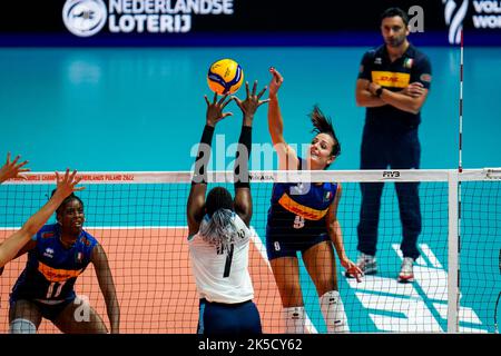 Rotterdam, Niederlande. 07. Oktober 2022. Caterina Chiara Bosetti aus Italien spielt den Ball, während Erika Mercado aus Argentinien beim Pool E Phase 2-Spiel zwischen Italien und Argentinien am 14. Tag der Volleyball-Weltmeisterschaft der Frauen 2022 bei der Rotterdam Ahoy am 7. Oktober 2022 in Rotterdam, Niederlande, blockiert (Foto von Rene Nijhuis/Orange Picics) Quelle: Orange Pics BV/Alamy Live News Stockfoto