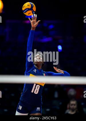 Rotterdam, Niederlande. 07. Oktober 2022. Paola Ogechi Egonu aus Italien dient während des Pool E Phase 2 Spiels zwischen Italien und Argentinien am 14. Tag der FIVB Volleyball Womens World Championship 2022 beim Rotterdam Ahoy am 7. Oktober 2022 in Rotterdam, Niederlande (Foto von Rene Nijhuis/Orange Picics) Credit: Orange Pics BV/Alamy Live News Stockfoto