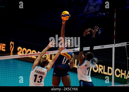 Rotterdam, Niederlande. 07. Oktober 2022. Miryam Fatime Sylla aus Italien kippt den Ball, während Bianca Farriol aus Argentinien und Erika Mercado aus Argentinien während des Pool E Phase 2-Spiels zwischen Italien und Argentinien am 14. Tag der Volleyball-Weltmeisterschaft der Frauen 2022 im Rotterdamer Ahoy am 7. Oktober einen Block bilden, 2022 in Rotterdam, Niederlande (Foto von Rene Nijhuis/Orange Picics) Credit: Orange Pics BV/Alamy Live News Stockfoto