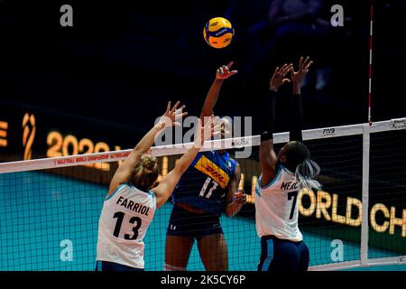 Rotterdam, Niederlande. 07. Oktober 2022. Miryam Fatime Sylla aus Italien kippt den Ball, während Bianca Farriol aus Argentinien und Erika Mercado aus Argentinien während des Pool E Phase 2-Spiels zwischen Italien und Argentinien am 14. Tag der Volleyball-Weltmeisterschaft der Frauen 2022 im Rotterdamer Ahoy am 7. Oktober einen Block bilden, 2022 in Rotterdam, Niederlande (Foto von Rene Nijhuis/Orange Picics) Credit: Orange Pics BV/Alamy Live News Stockfoto