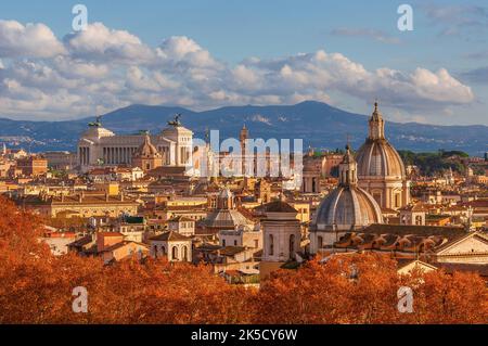 Herbst in Rom. Blick auf die alte Skyline der Ewigen Stadt mit herbstlich roten Blättern Stockfoto