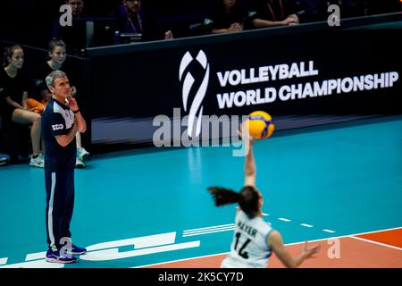 Rotterdam, Niederlande. 07. Oktober 2022. Trainer Hernan Josue Ferraro aus Argentinien schaut während des Pool E Phase 2 Spiels zwischen Italien und Argentinien am 14. Tag der FIVB Volleyball Womens World Championship 2022 beim Rotterdam Ahoy am 7. Oktober 2022 in Rotterdam, Niederlande (Foto von Rene Nijhuis/Orange Pictions) Quelle: Orange Pics BV/Alamy Live News Stockfoto