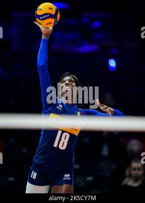 Rotterdam, Niederlande. 07. Oktober 2022. Paola Ogechi Egonu aus Italien dient während des Pool E Phase 2 Spiels zwischen Italien und Argentinien am 14. Tag der FIVB Volleyball Womens World Championship 2022 beim Rotterdam Ahoy am 7. Oktober 2022 in Rotterdam, Niederlande (Foto von Rene Nijhuis/Orange Picics) Credit: Orange Pics BV/Alamy Live News Stockfoto