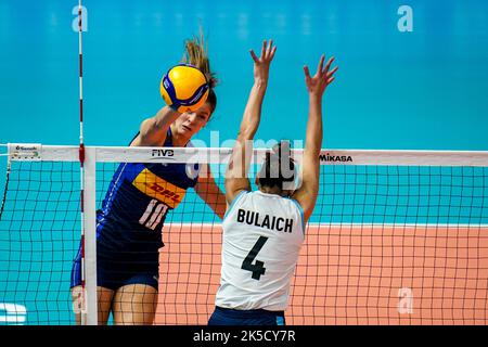 Rotterdam, Niederlande. 07. Oktober 2022. Cristina Chirichella aus Italien spielt den Ball, während Daniela Bulaich aus Argentinien während des Pool E Phase 2-Spiels zwischen Italien und Argentinien am 14. Tag der FIVB Volleyball Womens World Championship 2022 beim Rotterdam Ahoy am 7. Oktober 2022 in Rotterdam, Niederlande, blockiert (Foto von Rene Nijhuis/Orange Picics) Quelle: Orange Pics BV/Alamy Live News Stockfoto