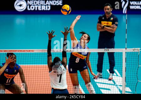 Rotterdam, Niederlande. 07. Oktober 2022. Caterina Chiara Bosetti aus Italien spielt den Ball, während Erika Mercado aus Argentinien beim Pool E Phase 2-Spiel zwischen Italien und Argentinien am 14. Tag der Volleyball-Weltmeisterschaft der Frauen 2022 bei der Rotterdam Ahoy am 7. Oktober 2022 in Rotterdam, Niederlande, blockiert (Foto von Rene Nijhuis/Orange Picics) Quelle: Orange Pics BV/Alamy Live News Stockfoto