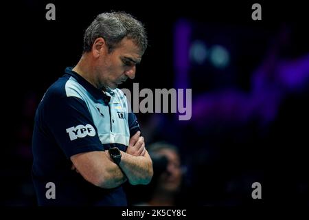 Rotterdam, Niederlande. 07. Oktober 2022. Trainer Hernan Josue Ferraro aus Argentinien sieht am 14. Oktober 2022 in Rotterdam, Niederlande, während des Pool E Phase 2-Spiels zwischen Italien und Argentinien am 7. Tag der FIVB Volleyball-Frauen-Weltmeisterschaft 2022 beim Rotterdam Ahoy (Foto: Rene Nijhuis/Orange Pictions) verunreinigt aus. Quelle: Orange Pics BV/Alamy Live News Stockfoto