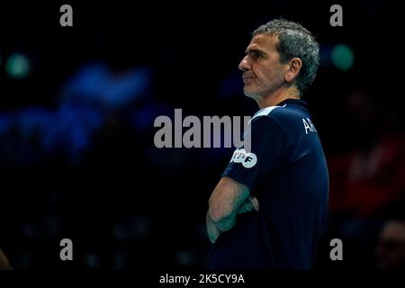 Rotterdam, Niederlande. 07. Oktober 2022. Trainer Hernan Josue Ferraro aus Argentinien schaut während des Pool E Phase 2 Spiels zwischen Italien und Argentinien am 14. Tag der FIVB Volleyball Womens World Championship 2022 beim Rotterdam Ahoy am 7. Oktober 2022 in Rotterdam, Niederlande (Foto von Rene Nijhuis/Orange Pictions) Quelle: Orange Pics BV/Alamy Live News Stockfoto
