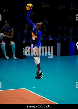 Rotterdam, Niederlande. 07. Oktober 2022. Paola Ogechi Egonu aus Italien dient während des Pool E Phase 2 Spiels zwischen Italien und Argentinien am 14. Tag der FIVB Volleyball Womens World Championship 2022 beim Rotterdam Ahoy am 7. Oktober 2022 in Rotterdam, Niederlande (Foto von Rene Nijhuis/Orange Picics) Credit: Orange Pics BV/Alamy Live News Stockfoto