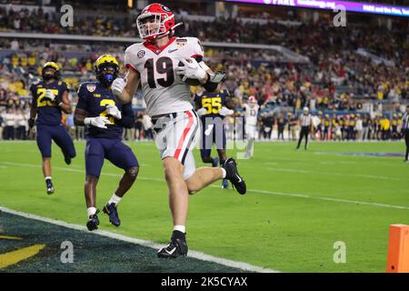 31. Dezember 2021: Georgia Bulldogs Tight End BROCK BOWERS (19) läuft für einen Touchdown während des 88. Capital One Orange Bowl im Hard Rock Stadium in Miami Gardens, Florida (Bildquelle: © Cory Knowlton/ZUMA Press Wire) Stockfoto