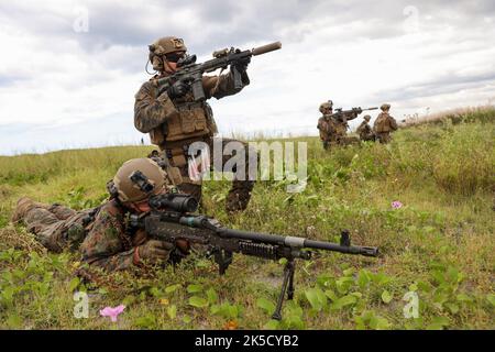 Manila, Philippinen. 7. Oktober 2022. US-Marineinfanteristen landen am Strand während einer gemeinsamen US-philippinischen Militärübung namens „Kamandag“, die „Kooperation der Seekrieger“ bedeutet, in der Provinz Zambales, nordwestlich von Manila, Philippinen. Die philippinischen und US-amerikanischen Marineinfanteristen, an denen japanisches und südkoreanisches Militärpersonal teilnahm, starteten am Montag in und um die philippinischen Inseln inmitten der Spannungen im Südchinesischen Meer und in der Straße von Taiwan umfangreiche militärische Übungen. Kredit: ZUMA Press, Inc./Alamy Live Nachrichten Stockfoto