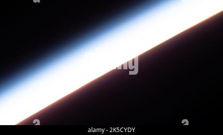 Astronauten an Bord der Internationalen Raumstation fotografieren einen Sonnenuntergang in der Umlaufbahn 267 Meilen über dem Südpazifik, der den Horizont der Erde und die Weltraumbeobachtung veranschaulicht. Stockfoto