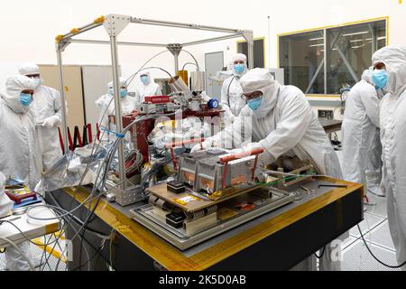 Ingenieure und Techniker testen im Februar 2022 den Ultraviolettspektrographen Europa-UVS, eines von neun Instrumenten auf dem Raumschiff Europa Clipper der NASA, an der JPL. Europa Clipper wird den Jupiter umkreisen, um den Mond Europa und seinen Unterwassermeer zu erforschen. Stockfoto