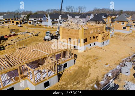 Luftaufnahme der Baustelle auf neuen modernen Hütten in der Vorstadt Wohnsiedlung Stockfoto