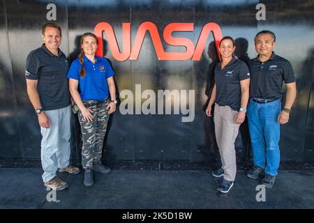 Die Crew-Mitglieder, die auf der SpaceX Crew-5-Mission der NASA zur Internationalen Raumstation fliegen werden, werden vor dem ikonischen „Wurm“-Logo der Agentur auf dem Launch Complex 39A während eines Besuchs im Kennedy Space Center der NASA in Florida am 10. Mai 2022 fotografiert. Von links sind der NASA-Astronaut Josh Cassada, Pilot, die Roskosmos-Kosmonauten Anna Kikina, Missionsspezialistin, die NASA-Astronautin Nicole Mann, Missionskommandantin, und der JAXA-Astronaut Koichi Wakata, Missionsspezialist. Die Raumsonde Falcon 9 und Crew Dragon von SpaceX sollen von Kennedys Launch Compl starten Stockfoto