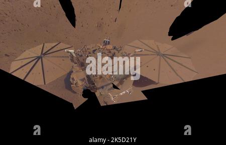 NASA Insight Mars Lander nahm dieses letzte Selfie am 24. April 2022, dem 11. Mars-Tag, oder sol, der Mission, auf. Der Lander ist mit viel mehr Staub bedeckt als in seinem ersten Selfie, das im Dezember 2018, kurz nach der Landung, aufgenommen wurde – oder in seinem zweiten Selfie, das aus Bildern von März und April 2019 besteht. Der Arm muss sich mehrmals bewegen, um ein komplettes Selfie aufzunehmen. Da die staubigen Sonnenkollektoren von Insight weniger Strom produzieren, wird das Team im Mai 2022 den Roboterarm des Landers zum letzten Mal in die Ruheposition bringen (die sogenannte Ruhestätte). Animation vorhanden Stockfoto