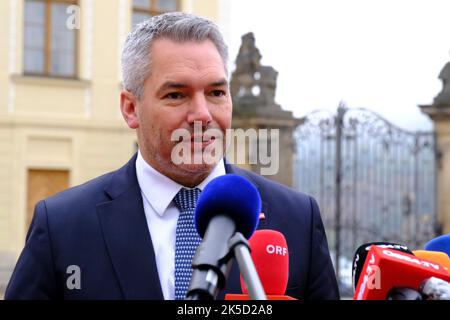 Prag, Tschechische Republik. 07. Oktober 2022. Der österreichische Bundeskanzler Karl Nehammer kommt am 7. Oktober 2022 zu einem informellen Treffen der Staats- und Regierungschefs in Prag, Tschechien. Kredit: ALEXANDROS MICHAILIDIS/Alamy Live Nachrichten Stockfoto