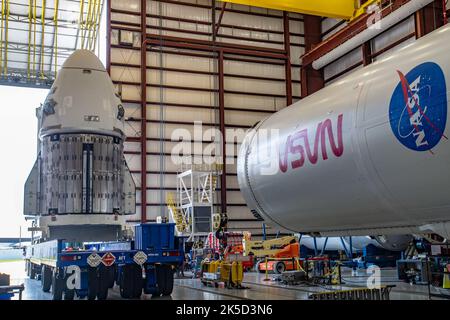 Die Raumsonde Crew Dragon Endurance für die NASA-Mission SpaceX Crew-5 kommt am 23. September 2022 im Hangar des Kennedy Space Center Launch Complex 39A in Florida an. Die Kapsel erreichte den Launch Complex, nachdem sie die kurze Reise von der nahegelegenen Verarbeitungsanlage der Cape Canaveral Space Force Station aus gemacht hatte. Die NASA-Astronauten Nicole Aunapu Mann, Kommandantin, Josh Cassada, Pilot, und die Missionsspezialisten Koichi Wakata von der JAXA (Japan Aerospace Exploration Agency) und die Roskosmos-Kosmonauten Anna Kikina werden an Bord von Endurance – mit der Falcon 9-Rakete des Unternehmens – vom Launch Complex 39A bei K abheben Stockfoto