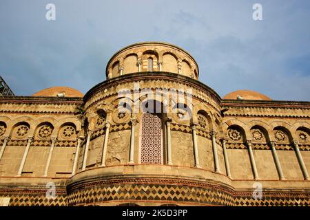 Italien, Sizilien, Messina, Altstadt, Kirche, Chiesa Santissima Annunziata dei Catalani, Backsteinbögen, Fassade, blauer wolkiger Himmel Stockfoto