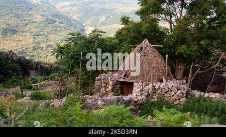 Italien, Sizilien, Norden, Nationalpark Nebrodi, grüne Landschaft, Schäferhütte mit spitzem Dach, Steinmauern Stockfoto