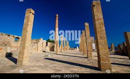 Italien, Sizilien, Ostküste, Vogelschutzgebiet Vendicari, Ruinen einer Tonnara, Thunfischverarbeitungsfabrik, Steinsäulen, Steinboden, tiefblauer Himmel, Weitwinkelaufnahme Stockfoto