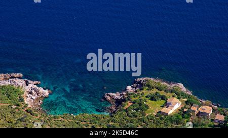 Italien, Sizilien, Zingaro Nationalpark, Frühling, Blick auf die Küste, Bucht, meergrün, blaues Meer, Häuser mit roten Ziegeldächern Stockfoto