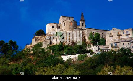 Italien, Sizilien, Nationalpark Madonie, historische Gebäude auf einem Hügel, blauer Himmel Stockfoto