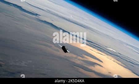 Das Versorgungsschiff Progress 79 von Roscosmos wird 261 Meilen über dem Pazifischen Ozean fotografiert, nachdem es vom Zvezda-Servicemodul abgesteckt wurde und die Umgebung der Internationalen Raumstation verlassen hat. Stockfoto