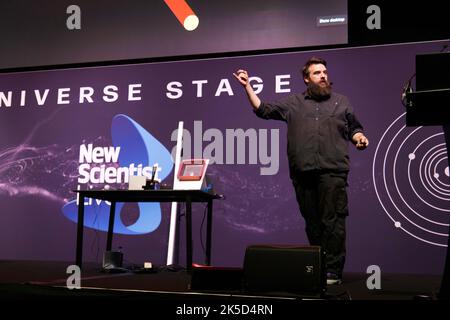 Dan Plane gab einen Vortrag mit dem Titel „reizvolle Entdeckungen und ausgezeichnete Unfälle“ auf der Universumsbühne bei New Scientist Live 2022 Stockfoto