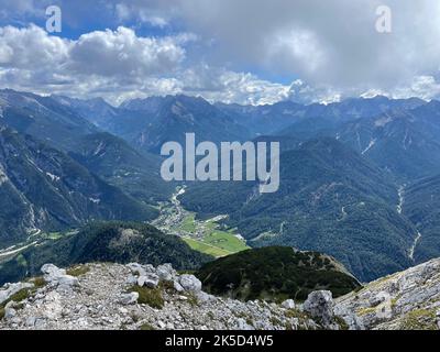 Blick vom Gipfelkreuz der Großen Arnspitze nach Scharnitz, Panorama, Arnspitzhütte, Weg zur Arnspitze, Wandern, Natur, Berge, Aktivität, Blauer Himmel, Karwendelgebirge, Wettersteingebirge, Mittenwald, Krün Wallgau, Alpenwelt Karwendel, Seefeld, Scharnitz, Tirols Hochplateau, Tirol, Österreich Stockfoto