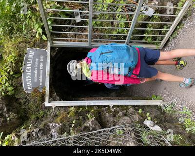 Frau vor dem Eingang zur Partnachklamm, Wandern, Radfahren, Natur, Berge, Aktivität, Karwendelgebirge, Wettersteingebirge, Partnachklamm, Werdenfels, Garmisch-Partenkirchen, Oberbayern, Deutschland Stockfoto