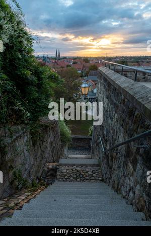 Treppen nach Münzenberg, Sonnenaufgang, Altstadt, UNESCO-Weltkulturerbe, Quedlinburg, Sachsen-Anhalt, Deutschland Stockfoto