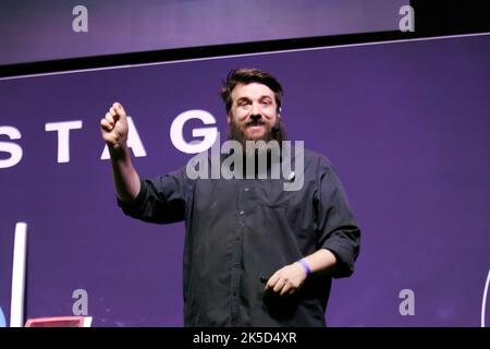 Dan Plane gab einen Vortrag mit dem Titel „reizvolle Entdeckungen und ausgezeichnete Unfälle“ auf der Universumsbühne bei New Scientist Live 2022 Stockfoto