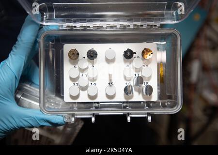 Das Mochii-Mikroskop an Bord der ISS ermöglicht Rasterelektronenmikroskopie und Spektroskopie zur Bildgebung und Analyse der Zusammensetzung von Partikeln in der Schwerelosigkeit. Stockfoto