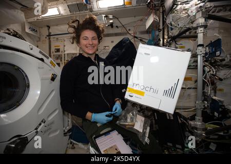 Die NASA-Astronautin Kayla Barron stellt das Mochii-Mikroskop auf. Mochii ist ein Miniatur-Rasterelektronenmikroskop (SEM) mit Spektroskopie zur Durchführung von Echtzeit-Bildgebung vor Ort und kompositorischen Messungen von Partikeln auf der Internationalen Raumstation (ISS). Stockfoto