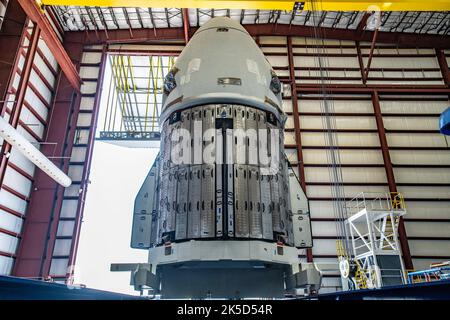 Die Raumsonde Crew Dragon Endurance für die NASA-Mission SpaceX Crew-5 kommt am 23. September 2022 im Hangar des Kennedy Space Center Launch Complex 39A in Florida an. Die Kapsel erreichte den Launch Complex, nachdem sie die kurze Reise von der nahegelegenen Verarbeitungsanlage der Cape Canaveral Space Force Station aus gemacht hatte. Die NASA-Astronauten Nicole Aunapu Mann, Kommandantin, Josh Cassada, Pilot, und die Missionsspezialisten Koichi Wakata von der JAXA (Japan Aerospace Exploration Agency) und die Roskosmos-Kosmonauten Anna Kikina werden an Bord von Endurance – mit der Falcon 9-Rakete des Unternehmens – vom Launch Complex 39A bei K abheben Stockfoto